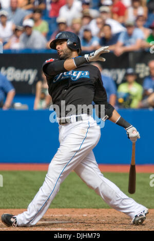 01 août 2010 - Toronto, Ontario, Canada - 01 août 2010 : troisième but des Blue Jays de Toronto Jose Bautista (19) frappe dehors à la fin d'un match de baseball de la ligue américaine entre les Indians de Cleveland et les Blue Jays de Toronto a joué au Centre Rogers de Toronto, Ontario, Canada. Les Indiens a défait les Blue Jays 5-4. Crédit obligatoire : Frank Jansky / Southcreek Global (Image Crédit : © afin Banque D'Images