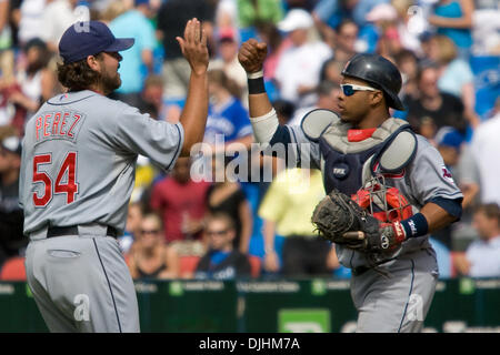 01 août 2010 - Toronto, Ontario, Canada - 01 août 2010 : Cleveland Indians plus près Chris Perez (54) et catcher Carlos Santana (41) célèbrent après le match de baseball de la ligue américaine entre les Indians de Cleveland et les Blue Jays de Toronto a joué au Centre Rogers de Toronto, Ontario, Canada. Les Indiens a défait les Blue Jays 5-4. Crédit obligatoire : Frank Jansky / Southcreek Gl Banque D'Images