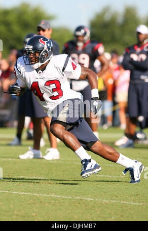 01 août 2010 - Houston, Texas, États-Unis d'Amérique - 01 août 2010 : running back des Houston Texans Ben Tate accélère dans le backfield vers sa main. Les Houston Texans ont eu leur troisième journée de formation camp 2010 au Centre de formation à Methodist, Houston, Texas..Mandatory Crédit : Luis Leyva/Southcreek Global (Image Crédit : © Southcreek/ZUMApress.com) mondial Banque D'Images