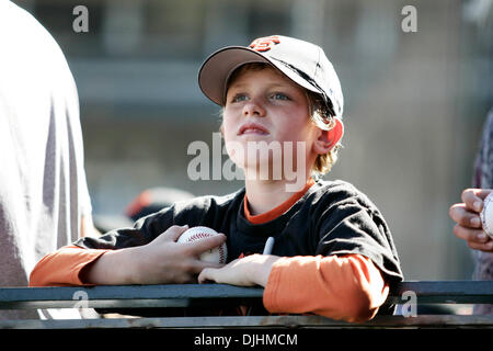 01 août, 2010 - San Francisco, Californie, États-Unis d'Amérique - 01-août-2010 : San Francisco, CA : Giants de San Francisco accueille les Dodgers de Los Angeles. Jeune fan à la recherche d'autographes. Giants de San Francisco de gagner le match 2-0. Crédit obligatoire : Dinno Kovic / Southcreek Global Media (Image Crédit : Â© Southcreek/ZUMApress.com) mondial Banque D'Images