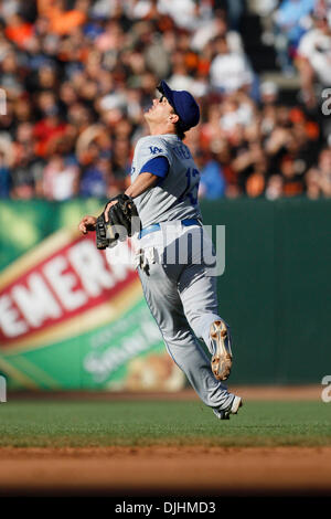 01 août, 2010 - San Francisco, Californie, États-Unis d'Amérique - 01-août-2010 : San Francisco, CA : Giants de San Francisco accueille les Dodgers de Los Angeles. Le deuxième but des Dodgers de Los Angeles, Ryan Theriot (13) fait une jouer contre les Giants de San Francisco. Giants de San Francisco de gagner le match 2-0. Crédit obligatoire : Dinno Kovic / Southcreek Global Media (Image Crédit : Â© Southcre Banque D'Images