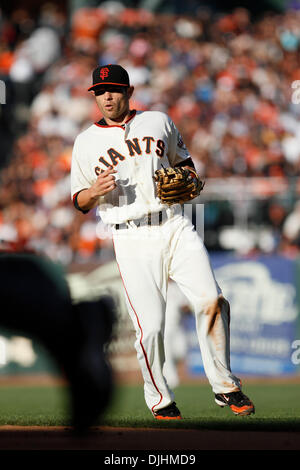 01 août, 2010 - San Francisco, Californie, États-Unis d'Amérique - 01-août-2010 : San Francisco, CA : Giants de San Francisco accueille les Dodgers de Los Angeles. Giants de San Francisco le deuxième but Freddy Sanchez (21) réagit à une grande attraper à partir desan Francisco Giants de premier but Aubrey Huff (17)San Francisco Giants gagner le match 2-0. Crédit obligatoire : Dinno Kovic / Global Southcreek Banque D'Images