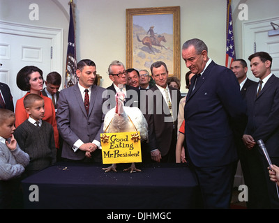 Le président américain Lyndon Johnson pendant la présentation de la Dinde de Thanksgiving dans l'Roonm Roosevelt de la Maison Blanche 16 novembre 1967 à Washington, DC. Banque D'Images