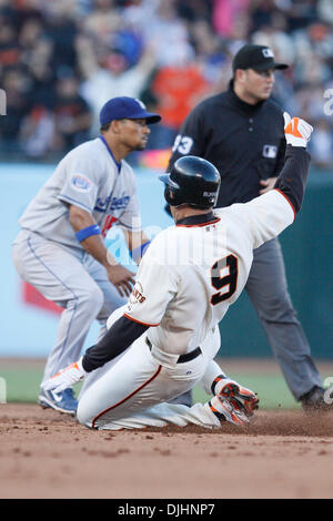 01 août, 2010 - San Francisco, Californie, États-Unis d'Amérique - 01-août-2010 : San Francisco, CA : Giants de San Francisco accueille les Dodgers de Los Angeles. Le voltigeur des Giants de San Francisco Pat Burrell (9) glisse en sécurité à la seconde pour un double pendant le match contre les Dodgers de Los Angeles . Giants de San Francisco de gagner le match 2-0. Crédit obligatoire : Southcreek Dinno Kovic / Gl Banque D'Images