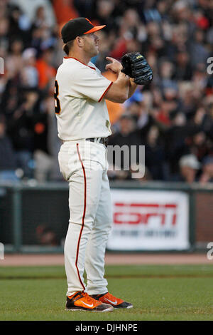 01 août, 2010 - San Francisco, Californie, États-Unis d'Amérique - 01-août-2010 : San Francisco, CA : Giants de San Francisco accueille les Dodgers de Los Angeles. Giants de San Francisco lanceur droitier Brian Wilson (38) montre sa signature déplacer après avoir vaincu les Dodgers de Los Angeles . Giants de San Francisco de gagner le match 2-0. Crédit obligatoire : Dinno Kovic / Southcreek Global Media (Cred Banque D'Images