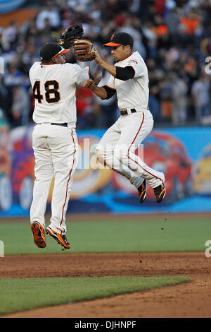 01 août, 2010 - San Francisco, Californie, États-Unis d'Amérique - 01-août-2010 : San Francisco, CA : Giants de San Francisco accueille les Dodgers de Los Angeles. Giants de San Francisco de troisième but Pablo Sandoval (48) et San Francisco Giants droit fielder Andres Torres (56) célébrer après avoir battu les Dodgers de Los Angeles . Giants de San Francisco de gagner le match 2-0. Crédit obligatoire : Banque D'Images