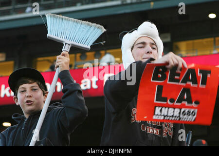 01 août, 2010 - San Francisco, Californie, États-Unis d'Amérique - 01-août-2010 : San Francisco, CA : Giants de San Francisco accueille les Dodgers de Los Angeles. Fans du jeu à la recherche d'un sweep.mmSan Francisco Giants gagner le match 2-0. Crédit obligatoire : Dinno Kovic / Southcreek Global Media (Image Crédit : Â© Southcreek/ZUMApress.com) mondial Banque D'Images