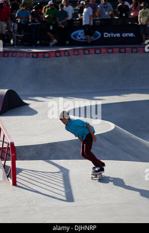 01 août 2010 - Los Angeles, CA, États-Unis d'Amérique - 1 août 2010 : Curren Caples (14 ans) était un grand fan favorite en parc de planche à roulettes au X Games 16. Caples a obtenu de bons résultats tous les week-end avec son style fluide et ensemble d'astuces mais un couple tombe en finale l'empêchait de gagner une médaille. Los Angeles, CA. Crédit obligatoire : Josh Chapelle / Southcreek Global (Image Crédit : © S Banque D'Images