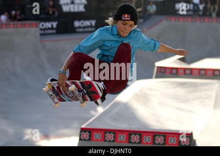 01 août 2010 - Los Angeles, CA, États-Unis d'Amérique - 1 août 2010 : Curren Caples (14 ans) était un grand fan favorite en parc de planche à roulettes au X Games 16. Caples a obtenu de bons résultats tous les week-end avec son style fluide et ensemble d'astuces mais un couple tombe en finale l'empêchait de gagner une médaille. Los Angeles, CA. Crédit obligatoire : Josh Chapelle / Southcreek Global (Image Crédit : © S Banque D'Images