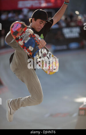 01 août 2010 - Los Angeles, CA, États-Unis d'Amérique - 1 août 2010 : Pedro Barros a remporté l'or dans le parc de planche à roulettes au X Games avec de grands airs et des transitions en douceur. Crédit obligatoire : Josh Chapelle / Southcreek Global (Image Crédit : © Southcreek/ZUMApress.com) mondial Banque D'Images