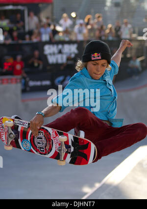 01 août 2010 - Los Angeles, CA, États-Unis d'Amérique - 1 août 2010 : Curren Caples (14 ans) était un grand fan favorite en parc de planche à roulettes au X Games 16. Caples a obtenu de bons résultats tous les week-end avec son style fluide et ensemble d'astuces mais un couple tombe en finale l'empêchait de gagner une médaille. Los Angeles, CA. Crédit obligatoire : Josh Chapelle / Southcreek Global (Image Crédit : © S Banque D'Images