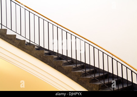 Les escaliers en marbre noir et Bannister Banque D'Images