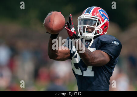 03 août 2010 - Webster, New York, États-Unis d'Amérique - 03 août 2010 : Buffalo Bills arrière défensif Reggie Corner (# 27) pendant un camp d'entraînement percer à Saint John Fisher College à Pittsford, New York..Crédit Obligatoire -Mark Konezny / Southcreek Global. (Crédit Image : © Global/ZUMApress.com) Southcreek Banque D'Images