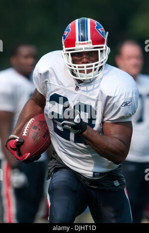 03 août 2010 - Webster, New York, États-Unis d'Amérique - 03 août 2010 : Buffalo Bills d'utiliser de nouveau Fred Jackson (# 22) fonctionne en bas champ pendant camp d'entraînement à Saint John Fisher College à Pittsford, New York..Crédit Obligatoire -Mark Konezny / Southcreek Global. (Crédit Image : © Global/ZUMApress.com) Southcreek Banque D'Images