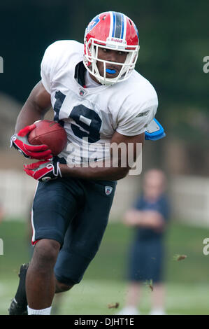 03 août 2010 - Webster, New York, États-Unis d'Amérique - 03 août 2010 : Buffalo Bills wide receiver rookie Donald Jones (# 19) s'exécute avec la balle après avoir fait un crochet au cours de camp d'entraînement à Saint John Fisher College à Pittsford, New York..Crédit Obligatoire -Mark Konezny / Southcreek Global. (Crédit Image : © Global/ZUMApress.com) Southcreek Banque D'Images