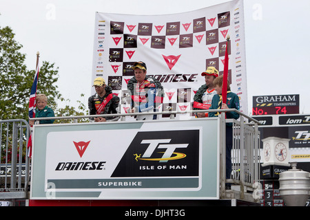 John McGuinness (C) gagne première course de l'île de Man TT c'est McGuinness' 18e à l'île de Man TT victoire en carrière à l'île de Man - Banque D'Images