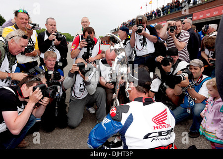 John McGuinness est photographié par press gagne première course de l'île de Man TT c'est McGuinness' 18e à l'île de Man TT Carrière Banque D'Images