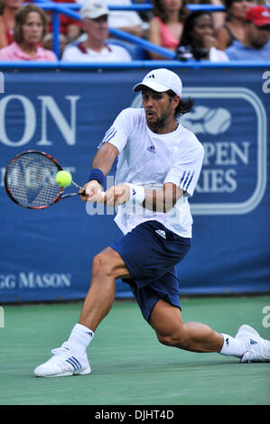 03 août 2010 - Washington Dc, District of Columbia, United States of America - 03 août 2010 : Legg Mason Tennis Classic, parrainé par Geico..Mens des célibataires, .Fernando Verdasco (ESP) rallyes retour après enregistrement d'un point de comparaison dans le second jeu pour gagner le match contre Karol BECK (SVK) (4-6, 7-5, 7-6) .crédit obligatoire : Roland Pintilie / Southcreek Global (Image Crédit : © Southcreek Banque D'Images