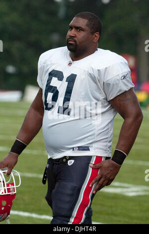 03 août 2010 - Webster, New York, États-Unis d'Amérique, le 3 août 2010 : Buffalo Bills offensive ligne CHRISTIAN GLADDIS (# 61) promenades hors du terrain après un camp d'entraînement session à Saint John Fisher College à Pittsford, New York..Crédit Obligatoire -Mark Konezny / Southcreek Global (Image Crédit : © Southcreek/ZUMApress.com) mondial Banque D'Images