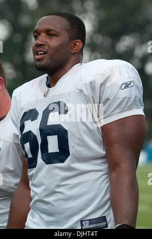 03 août 2010 - Webster, New York, États-Unis d'Amérique, le 3 août 2010 : Buffalo Bills offensive ligne JASON WATKINS (# 66) promenades hors du terrain après un camp d'entraînement session à Saint John Fisher College à Pittsford, New York..Crédit Obligatoire -Mark Konezny / Southcreek Global (Image Crédit : © Southcreek/ZUMApress.com) mondial Banque D'Images