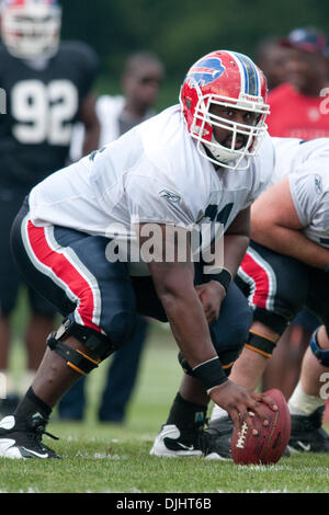 03 août 2010 - Webster, New York, États-Unis d'Amérique, le 3 août 2010 : Buffalo Bills offensive ligne CHRISTIAN GLADDIS (# 61) en action lors d'un camp d'entraînement session à Saint John Fisher College à Pittsford, New York..Crédit Obligatoire -Mark Konezny / Southcreek Global (Image Crédit : © Southcreek/ZUMApress.com) mondial Banque D'Images