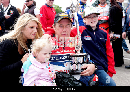 Becky McGuinness John McGuinness et leurs enfants John McGuinness gagne première course de l'île de Man TT c'est McGuinness' 18e Banque D'Images