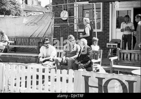 Eric Clapton avec Ian Botham lors d'un match de cricket de bienfaisance dans le nord de Londres au milieu des années 80 Banque D'Images