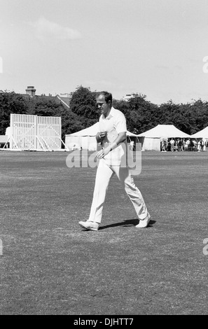 Tony Creig lors d'un match de cricket de bienfaisance dans le nord de Londres au milieu des années 80 Banque D'Images