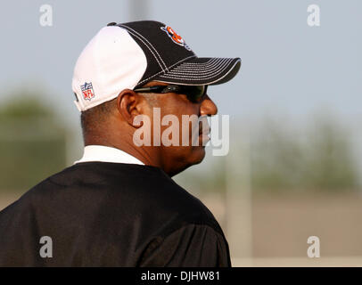 Août 04, 2010 - Georgetown, Kentucky, United States of America - Août 04, 2010 : Cincinnati Bengals entraîneur en chef Marvin Lewis observe la pratique de mercredi soir à partir de Georgetown Ky. Crédit obligatoire : Wayne Litmer / Southcreek Global (Image Crédit : Â© Southcreek/ZUMApress.com) mondial Banque D'Images