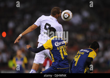 Août 04, 2010 - San Francisco, Californie, États-Unis d'Amérique - 4 août 2010 : Club America M Joaquin Martinez (23) s'attaque à M Real Madrid Angel Di Maria (22) au cours de la sympathique entre le Real Madrid et le Club America à Candlestick Park de San Francisco, CA. Le Real Madrid a pris le concours 3-2..Crédit obligatoire : Matt Cohen / Southcreek Global (Image Crédit : © Southcreek Global/Z Banque D'Images