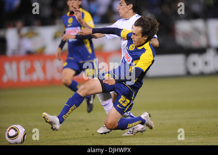 Août 04, 2010 - San Francisco, Californie, États-Unis d'Amérique - 4 août 2010 : Club America M Joaquin Martinez (23) s'attaque à M Real Madrid Angel Di Maria (22) au cours de la sympathique entre le Real Madrid et le Club America à Candlestick Park de San Francisco, CA. Le Real Madrid a pris le concours 3-2..Crédit obligatoire : Matt Cohen / Southcreek Global (Image Crédit : © Southcreek Global/Z Banque D'Images