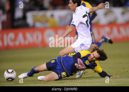 Août 04, 2010 - San Francisco, Californie, États-Unis d'Amérique - 4 août 2010 : Club America M Joaquin Martinez (23) s'attaque à M Real Madrid Angel Di Maria (22) au cours de la sympathique entre le Real Madrid et le Club America à Candlestick Park de San Francisco, CA. Le Real Madrid a pris le concours 3-2..Crédit obligatoire : Matt Cohen / Southcreek Global (Image Crédit : © Southcreek Global/Z Banque D'Images