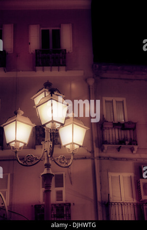 Lampadaires en italien ville la nuit à Cagliari - Sardaigne Banque D'Images