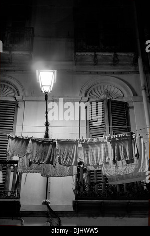 Lampadaires en italien ville la nuit à Cagliari - Sardaigne Banque D'Images