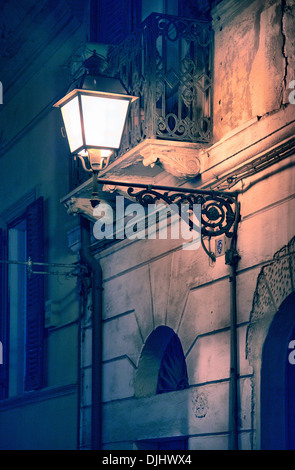 Lampadaires en italien ville la nuit à Cagliari - Sardaigne Banque D'Images