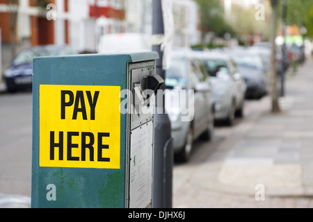 Parking de la machine sur une rue de la ville Banque D'Images