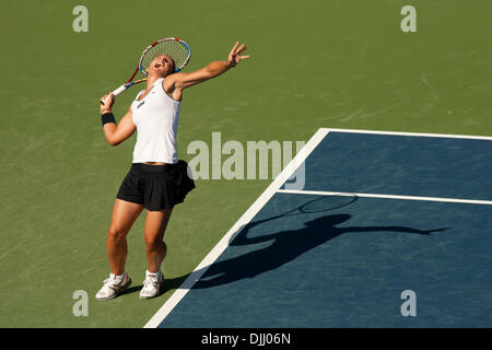 Aug 05, 2010 - San Diego, Californie, États-Unis - Mercury Insurance Open Tennis WTA - SARA ERRANI renvoie une balle contre adversaire Svetlana Kuznetsova lors d'un tournoi de tennis WTA a tenu à l'hôtel La Costa Resort et Spa près de San Diego, CA. Kuznetsova a remporté le match 6-1 6-7 7-5. (Crédit Image : © Wally Nell/ZUMApress.com) Banque D'Images