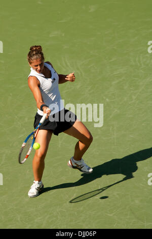 Aug 05, 2010 - San Diego, Californie, États-Unis - Mercury Insurance Open Tennis WTA - SARA ERRANI renvoie une balle contre adversaire Svetlana Kuznetsova lors d'un tournoi de tennis WTA a tenu à l'hôtel La Costa Resort et Spa près de San Diego, CA. Kuznetsova a remporté le match 6-1 6-7 7-5. (Crédit Image : © Wally Nell/ZUMApress.com) Banque D'Images