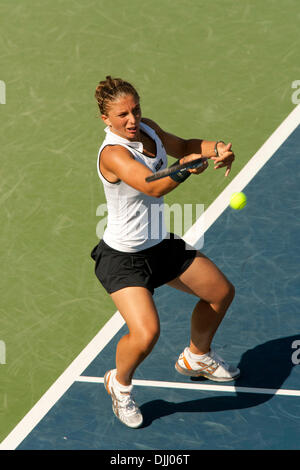 Aug 05, 2010 - San Diego, Californie, États-Unis - Mercury Insurance Open Tennis WTA - SARA ERRANI renvoie une balle contre adversaire Svetlana Kuznetsova lors d'un tournoi de tennis WTA a tenu à l'hôtel La Costa Resort et Spa près de San Diego, CA. Kuznetsova a remporté le match 6-1 6-7 7-5. (Crédit Image : © Wally Nell/ZUMApress.com) Banque D'Images