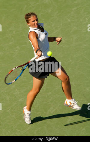 Aug 05, 2010 - San Diego, Californie, États-Unis - Mercury Insurance Open Tennis WTA - SARA ERRANI renvoie une balle contre adversaire Svetlana Kuznetsova lors d'un tournoi de tennis WTA a tenu à l'hôtel La Costa Resort et Spa près de San Diego, CA. Kuznetsova a remporté le match 6-1 6-7 7-5. (Crédit Image : © Wally Nell/ZUMApress.com) Banque D'Images