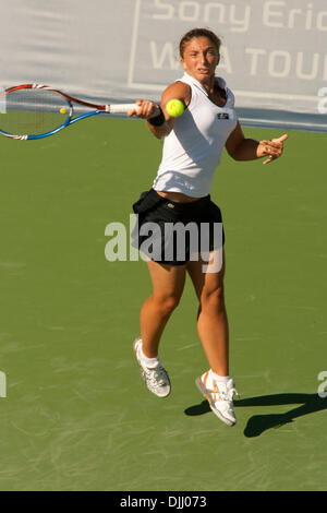 Aug 05, 2010 - San Diego, Californie, États-Unis - Mercury Insurance Open Tennis WTA - SARA ERRANI renvoie une balle contre adversaire Svetlana Kuznetsova lors d'un tournoi de tennis WTA a tenu à l'hôtel La Costa Resort et Spa près de San Diego, CA. Kuznetsova a remporté le match 6-1 6-7 7-5. (Crédit Image : © Wally Nell/ZUMApress.com) Banque D'Images