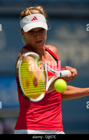 Aug 05, 2010 - San Diego, Californie, États-Unis - Mercury Insurance Open WTA Tennis - MARIA KIRILENKO renvoie une balle contre adversaire F. Pennetta lors d'un tournoi de tennis WTA a tenu à l'hôtel La Costa Resort et Spa près de San Diego, CA. Pennetta a remporté le match 6-4 7-6. (Crédit Image : © Wally Nell/ZUMApress.com) Banque D'Images