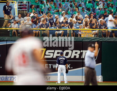 05 août 2010 - St., FL - DIRK SHADD | fois .SP 322693    05 SHAD RAYONS (08/05/10 Saint-Pétersbourg) Rays de Tampa Bay Carl Crawford regarde la balle vole dans les stands et le juge-arbitre (à droite) home run alors que Minnesota Twins Jason Repko (sur la gauche) arrondit la cinquième manche au cours de bases de l'action au Tropicana Field à Saint-pétersbourg jeudi après-midi (08/05/10). [DIRK SHAD Banque D'Images