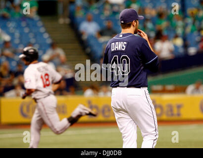 05 août 2010 - St., FL - DIRK SHADD | fois .SSP 322693   06 SHAD RAYONS (08/05/10 Saint-Pétersbourg) Rays de Tampa Bay pitcher Wade Davis regarde Twins du Minnesota Jason Repko tours les bases comme il se connecte pour un home run au cours de cinquième manche action au Tropicana Field à Saint-pétersbourg jeudi après-midi (le 08/05/10). [DIRK SHADD, fois] (crédit Image : © St. Petersburg Times/ZUMApr Banque D'Images