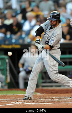 05 août 2010 - Pittsburgh, Pennsylvanie, États-Unis d'Amérique - 05 août, 2010:Colorado Rockies 3B IAN STEWART (# 9) des célibataires contre les Pirates de Pittsburgh au PNC Park, à Pittsburgh, en Pennsylvanie. Pirates a gagné 5-1. Crédit obligatoire : Paul Lindenfelser/ Southcreek Global. (Crédit Image : © Global/ZUMApress.com) Southcreek Banque D'Images