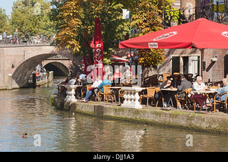 Les cafés et restaurants à côté de l'Oudegracht (Vieux canal) dans le centre de Utrecht. Banque D'Images