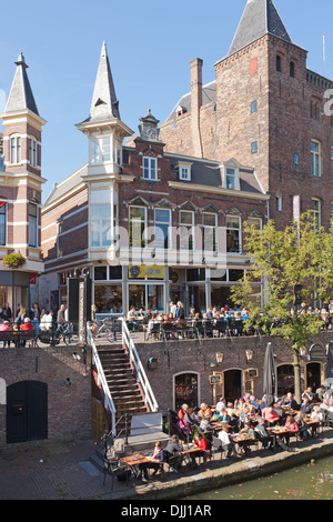 Les cafés et restaurants à côté de l'Oudegracht (Vieux canal) dans le centre de Utrecht. Banque D'Images