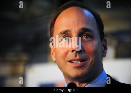 06 août 2010 - Manhattan, New York, États-Unis - Inductee NY Yankees BRIAN CASHMAN GM prend la parole à la cérémonie comme américains d'origine irlandaise sont intronisés dans l'Irish American Baseball Hall of Fame à NY Foley's Pub & Restaurant sur la 33e Rue Ouest. (Crédit Image : Â© Bryan Smith/ZUMApress.com) Banque D'Images