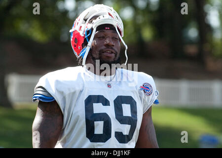 06 août 2010 - Webster, New York, États-Unis d'Amérique - Août 6, 2010 : Buffalo Bills offensive ligne JAMON MEREDITH (# 69) incombe à un moment pendant un camp d'entraînement session à Saint John Fisher College à Pittsford, New York..Crédit Obligatoire -Mark Konezny / Southcreek Global (Image Crédit : © Southcreek/ZUMApress.com) mondial Banque D'Images