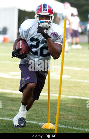 06 août 2010 - Webster, New York, États-Unis d'Amérique - Août 6, 2010 : Buffalo Bills d'utiliser de nouveau FRED JACKSON (# 22) s'exécute à travers les obstacles au cours de camp d'entraînement à Saint John Fisher College à Pittsford, New York..Crédit Obligatoire -Mark Konezny / Southcreek Global. (Crédit Image : © Global/ZUMApress.com) Southcreek Banque D'Images